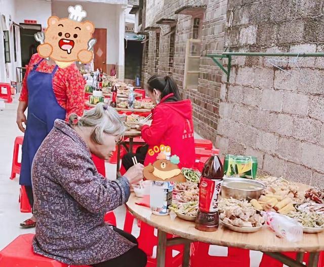 广西小伙去吃酒席,1人坐1桌,不随礼吃完还打包带走,网友吵翻了