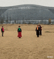 汪小菲|具俊晔带大s儿女海边游玩，汪小菲删除玥玥动态，网友：老汪惨败