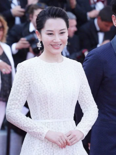 刘晓庆|67岁刘晓庆参加新剧开机仪式，皮肤紧致，身姿挺拔，满满少女感