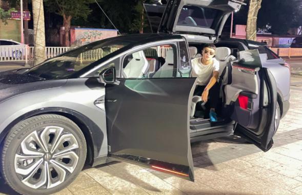 |网红老方丈再次低头示好，表态愿与张二嫂和好，粉丝：无奈之举