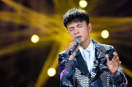 李克勤|他本该是四大天王之一,却因年轻气盛而跌落,如今55岁再度翻红