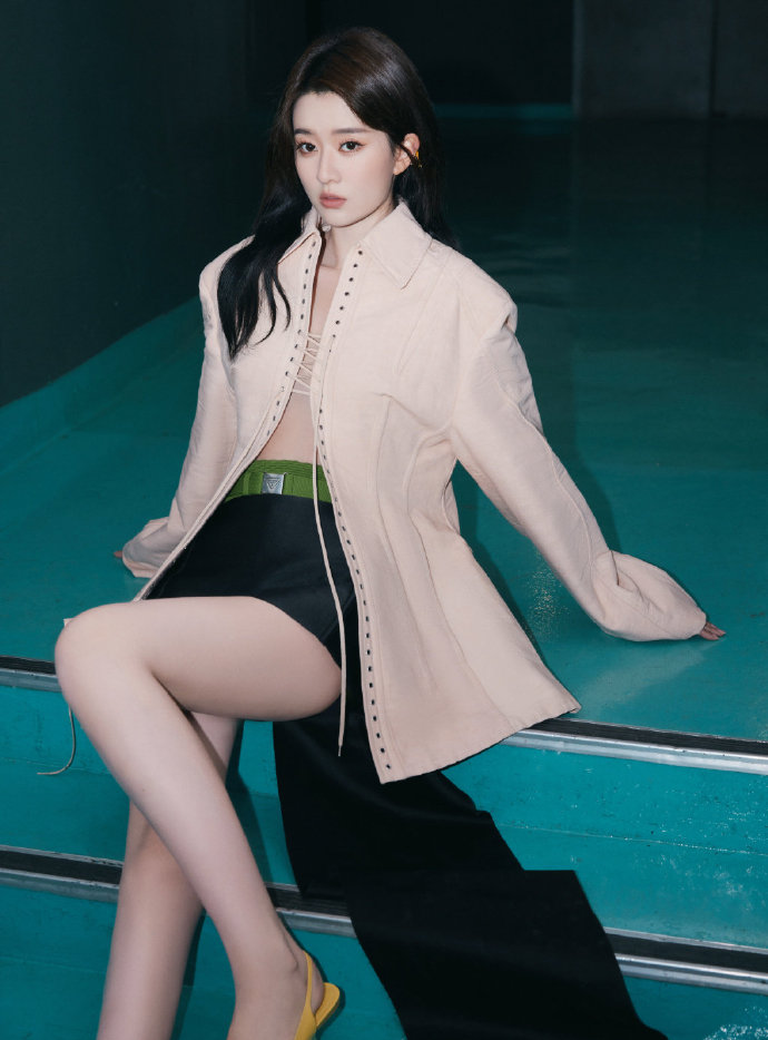 乔欣|乔欣身穿米色外套搭黑色拖尾裙在停车场演绎时尚大片,时尚帅气。????