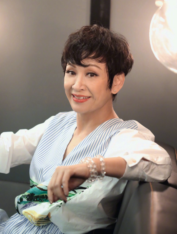 医生 周润发前妻认真打扮起来真美，穿条纹裙配短发，62岁依然优雅大气