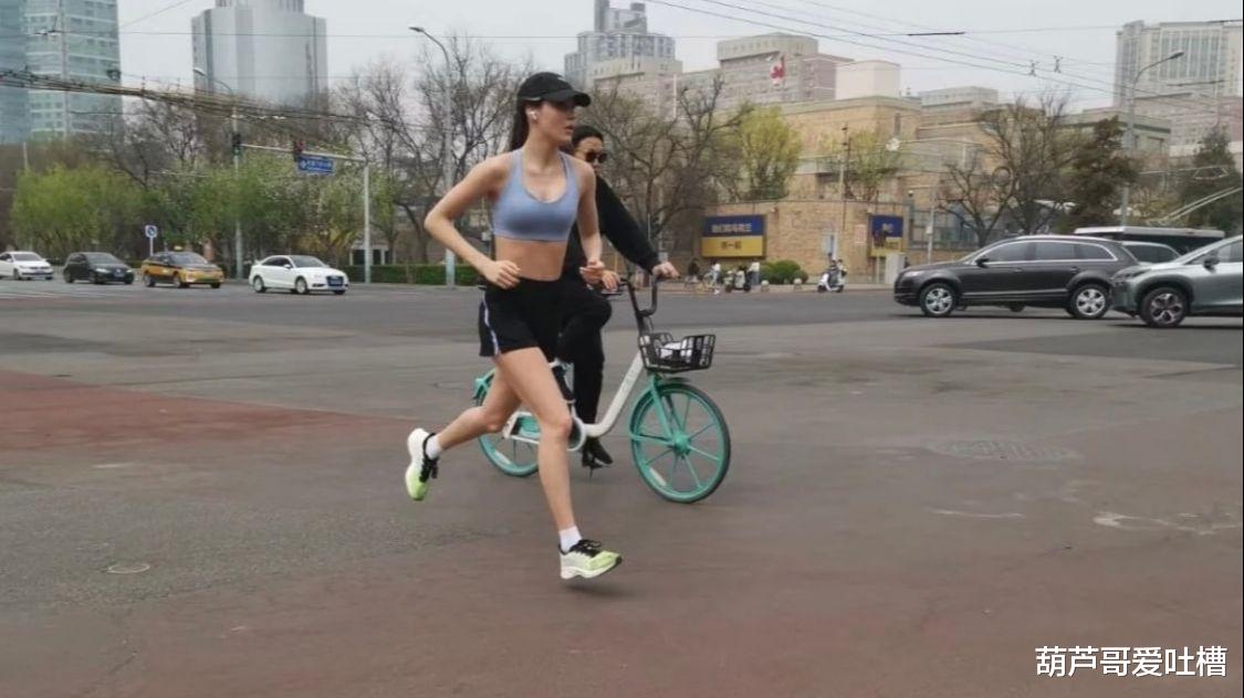 谷爱凌|谷爱凌运动内衣街头跑步，妈妈骑车全程陪同