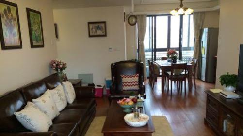 媳妇装新房，卫生间砌“半墙”，阳台成“绿森林”，被邻居赞爆了