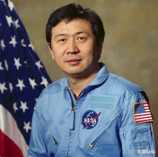 1985年，一名美国物理学家，为何将中国的五星红旗带上了太空