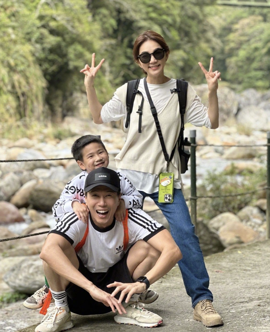 ella|SHE陈嘉桦晒海边全家福,Ella穿泳衣秀好身材,越来越有女人味