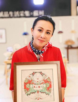 晒晒刘嘉玲现实中的家,客厅设计超大落地窗,在家就能看风景