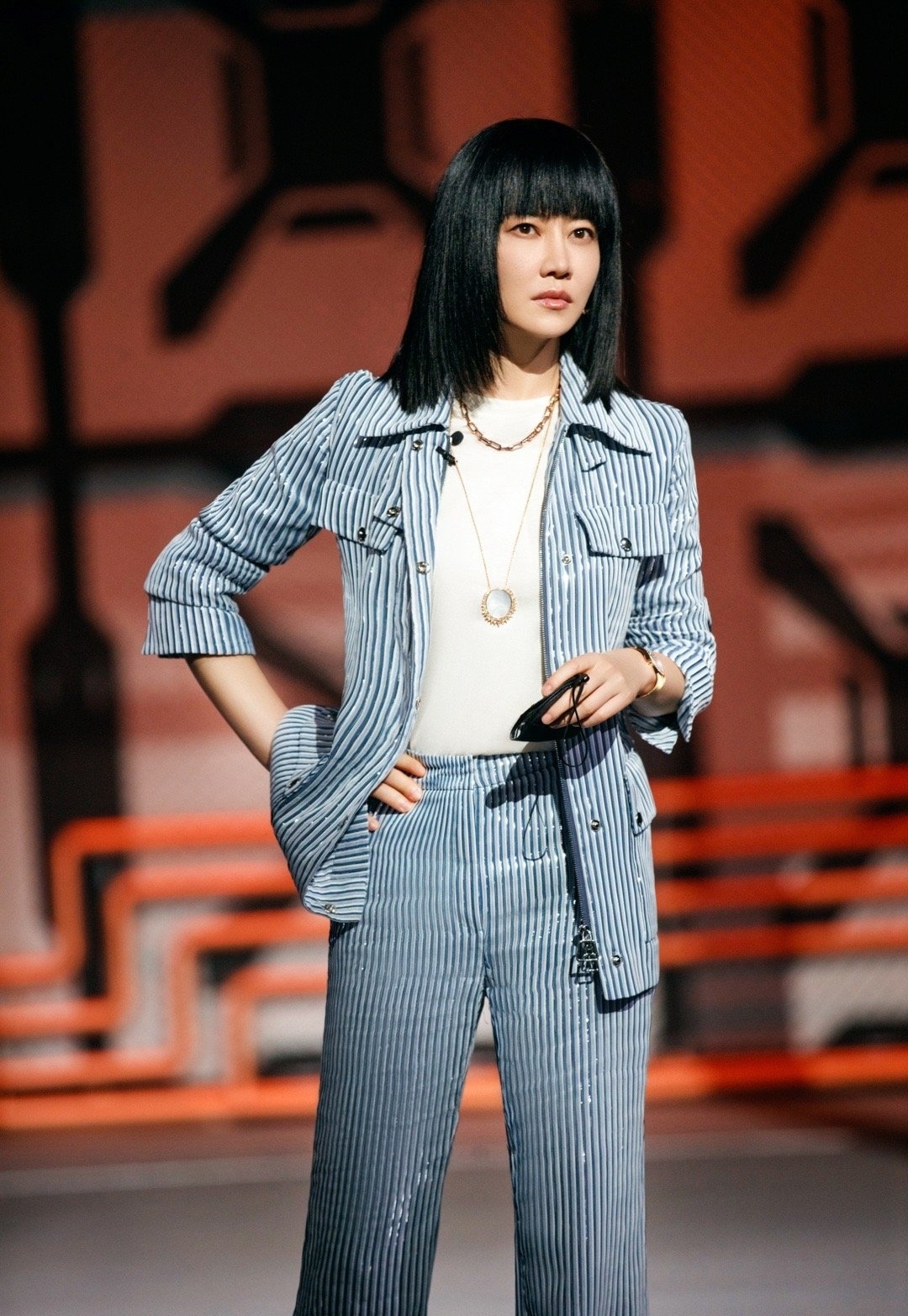 齐刘海 谭卓真有气质，蓝色条纹套装清新知性很干练，齐刘海短发很减龄