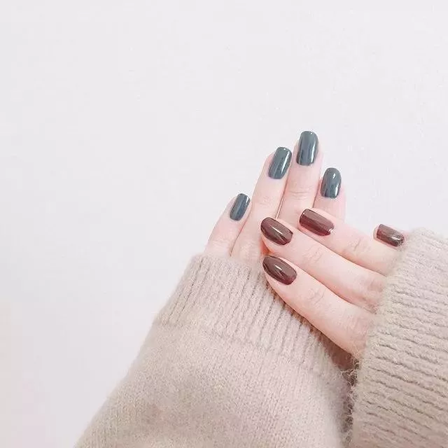 美甲 冬季做什么纯色美甲，显白又好看？