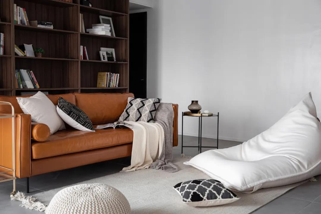 “去客厅化”设计有多爽,看她家就知道了,书柜+餐桌,很实用