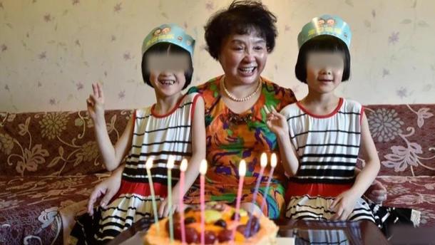 2010年，北京一男子36岁还不结婚，56岁母亲为传宗接代，直接自己生下双胞胎