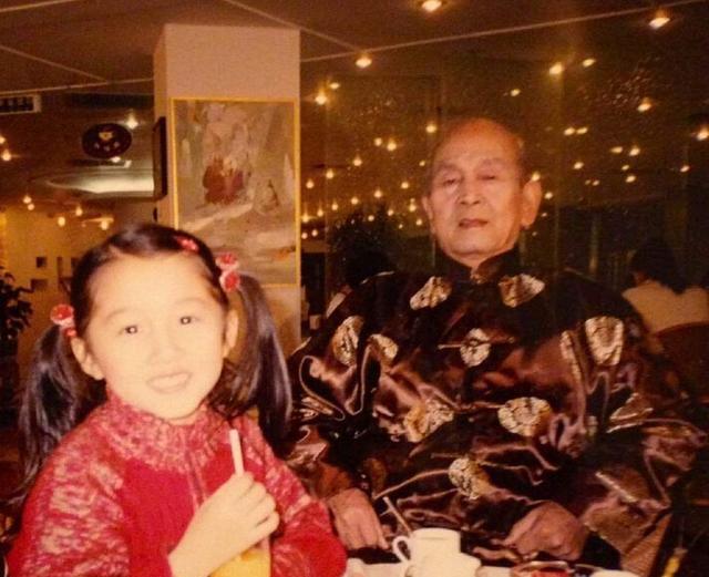 关晓彤|关晓彤：出身显赫却因得罪刘浩存演技遭质疑，同胞姐姐生死成迷？