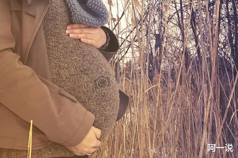 女子自称“怀孕”四年未生,腹中孩子身怀绝技,可以隔腹与人交流