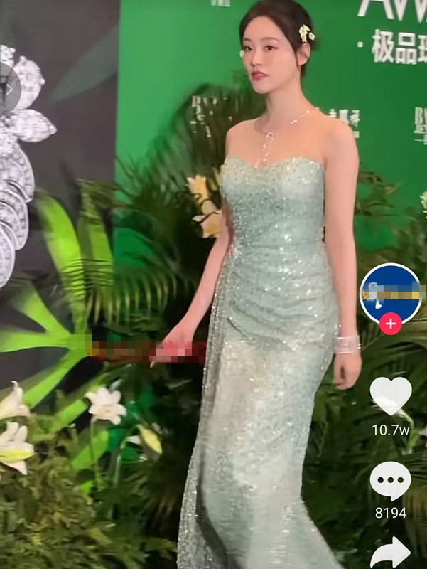 彬彬有理|杨幂旗下艺人祝绪丹热巴同穿绿色礼服 红和不红的区别太大了
