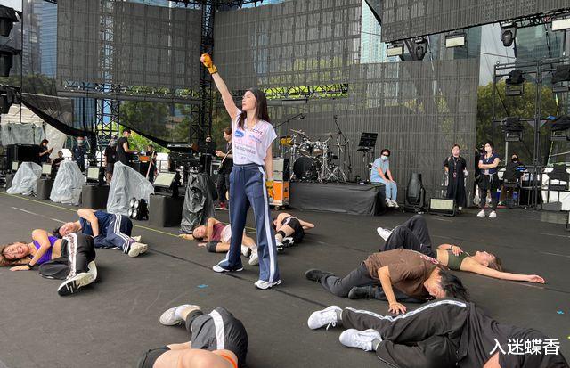 陈慧琳|天后陈慧琳舞台表演被吐槽!唱歌走音全程不跳舞,穿抹胸裙秀美背