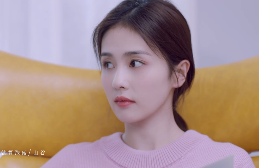 白梦妍|白鹿晒新MV，和“男友”如胶似漆，温馨缠绵