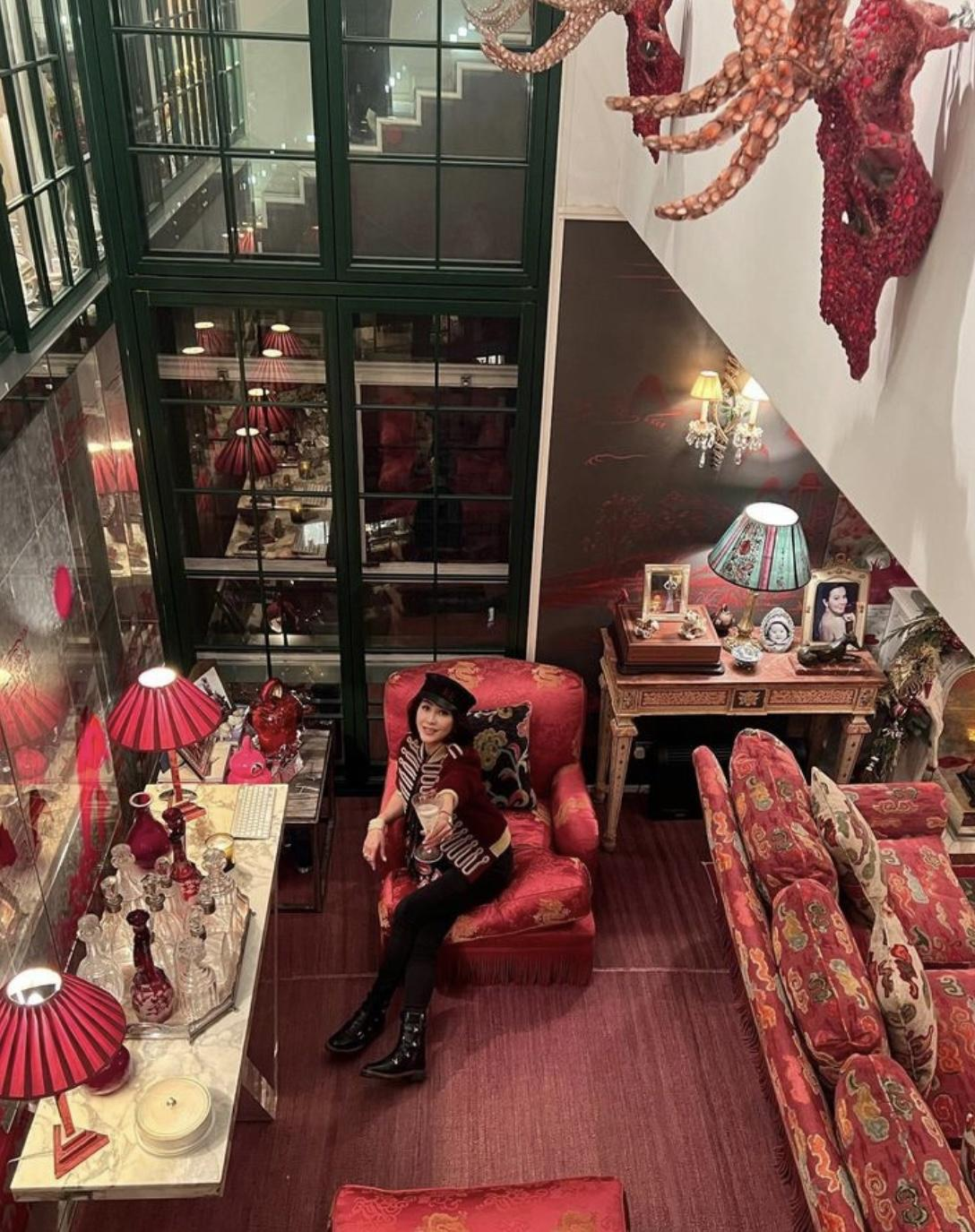 刘嘉玲|刘嘉玲香港豪宅开派对，名贵洋酒摆满桌，被网友羡慕奢靡生活