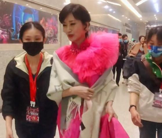 赵雅芝|66岁赵雅芝穿粉裙出行，和助理手挽手情同姐妹，网友：美了一辈子