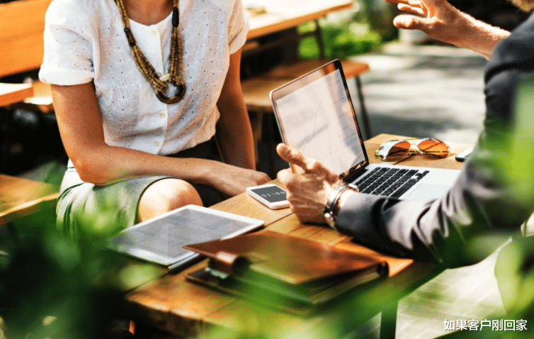 |职场中,有些人成了“夹心饼”,夹在领导和同事之间