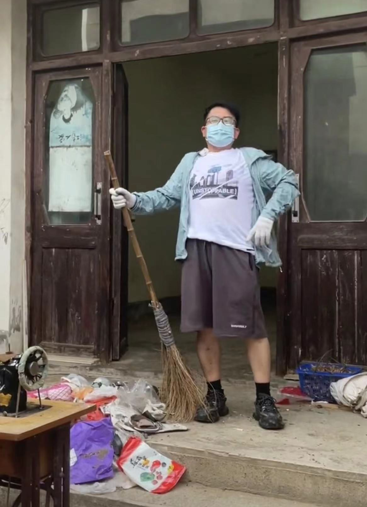 黄一山|58岁港星黄一山定居内地！月租2000元不算贵，为省钱亲自搞卫生