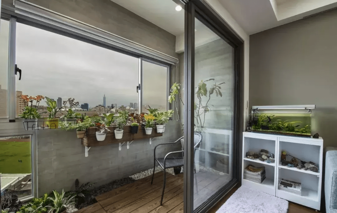 朋友家封阳台居然花了2万块,工人:都怪物业,要求用断桥铝!