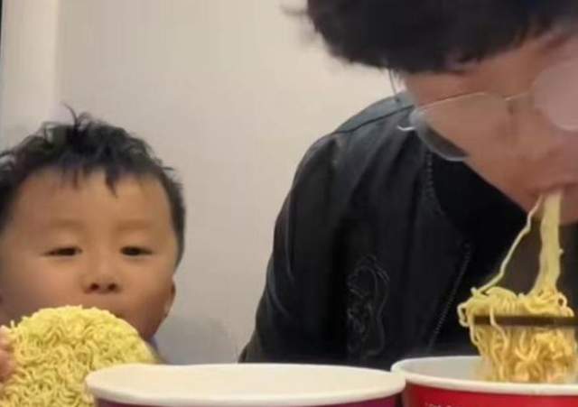 奇奇|太好笑！田舅舅欺负姚威儿子小奇奇，拍视频让奇奇干啃方便面
