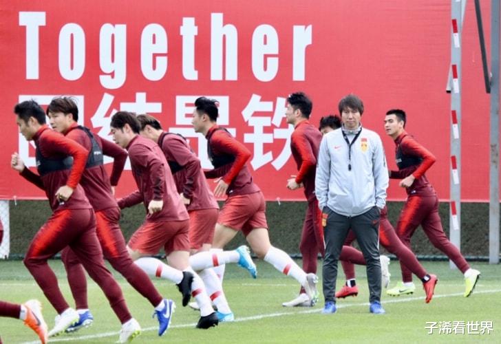 国足|凌晨2点! 资深媒体人做出争议表态：中国男足遭质疑，球迷骂声一片