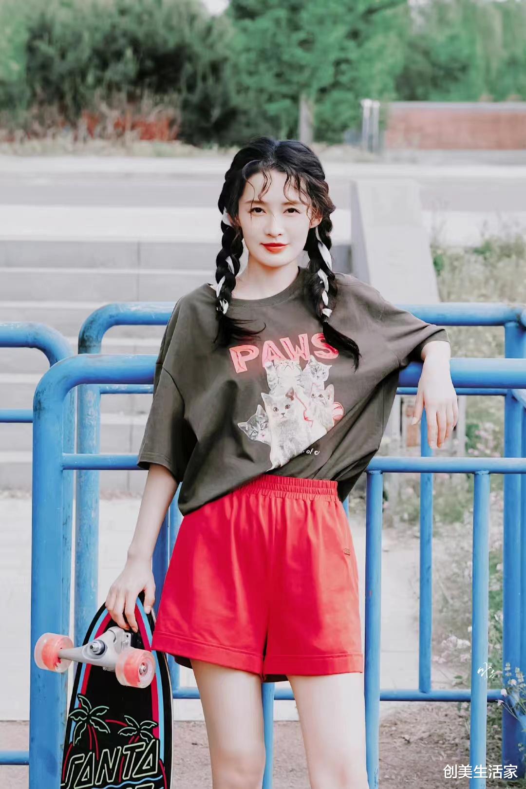 迪丽热巴|李沁咖啡色印花T恤配红色短裤，化身滑板少女，清爽舒适运动感十足