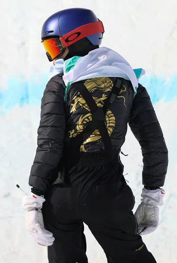 高马尾 谷爱凌才是真顶流！自己设计金龙滑雪服扬国威，同款五环美甲爆火