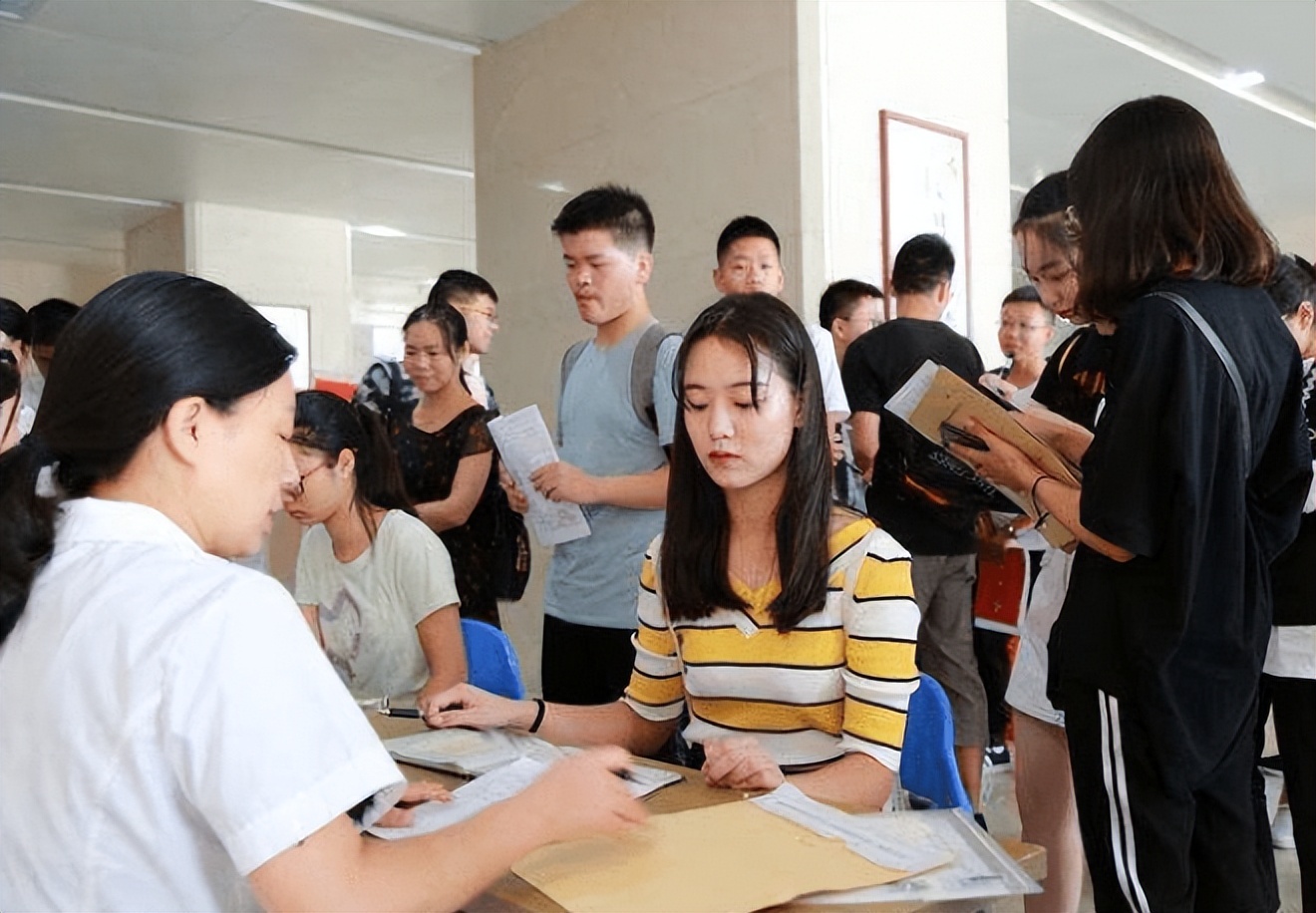 大学生|大学生面试被问:什么东西左手能拿,右手却不能?2个字成功入选