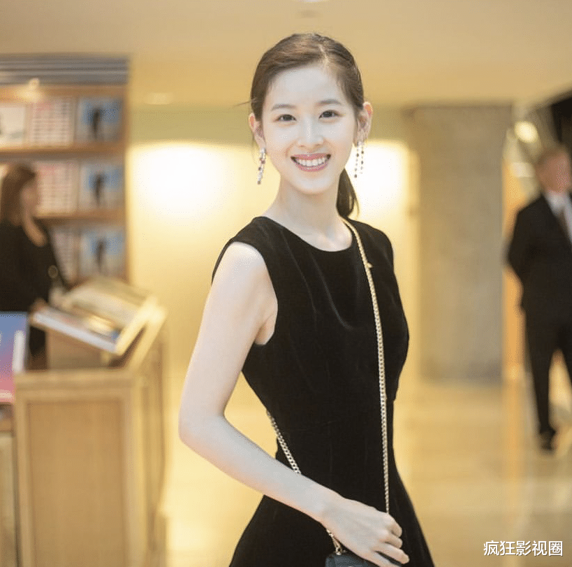 章泽天|“奶茶妹”章泽天近照曝光，生图艳压女明星，尽显女总裁气质