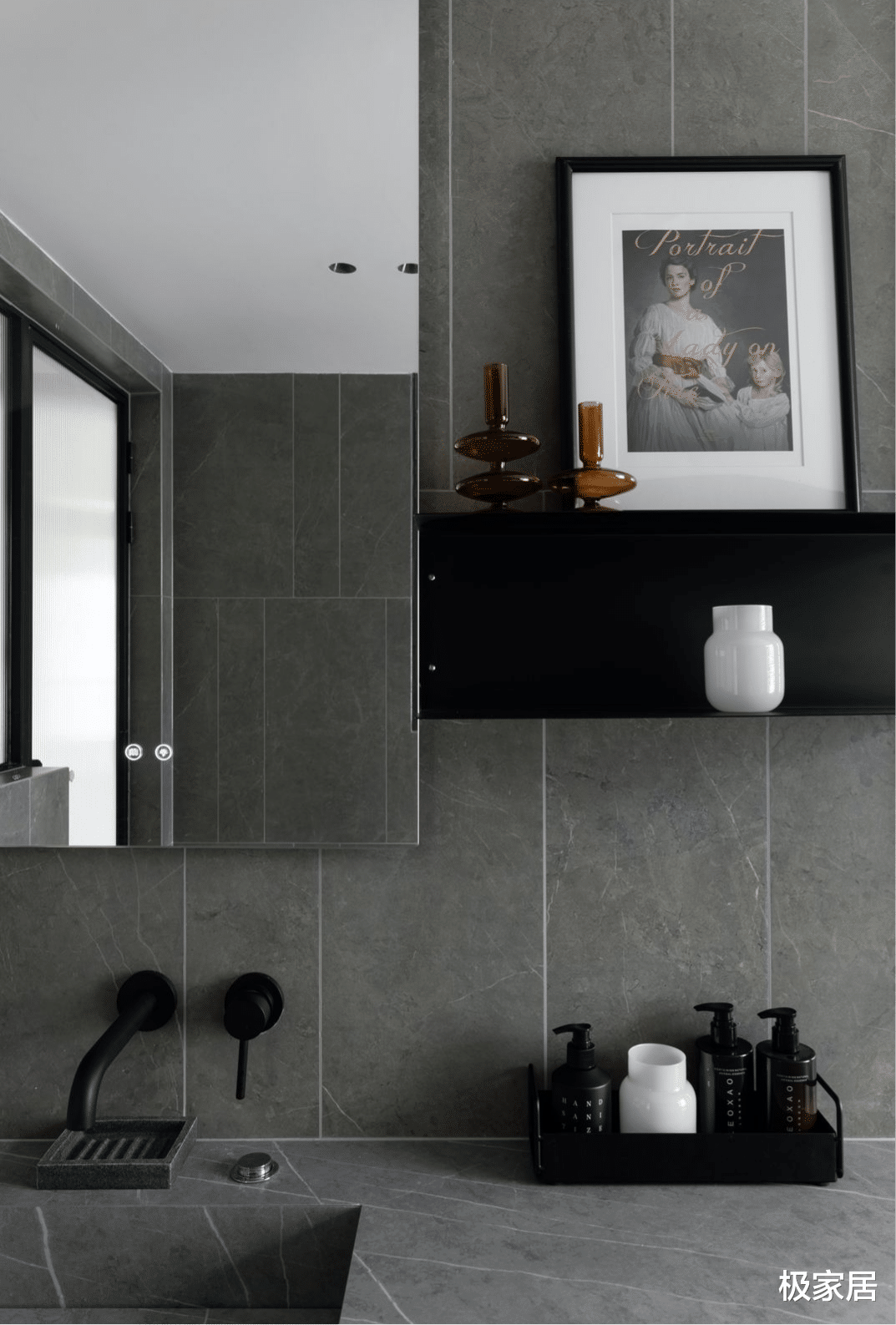 三代同堂的家，通过冷暖色调的运用，创造6个人的完美生活空间