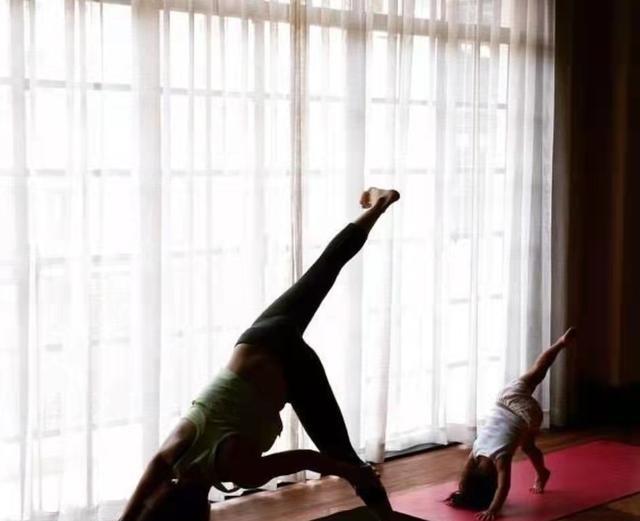 参观邓超现实的豪宅，家里大门是全铜设计的，装修太奢华了