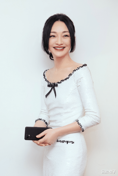 周迅|周迅穿礼服太美了！一身紫色薄纱裙亮相，一头盘发温婉迷人