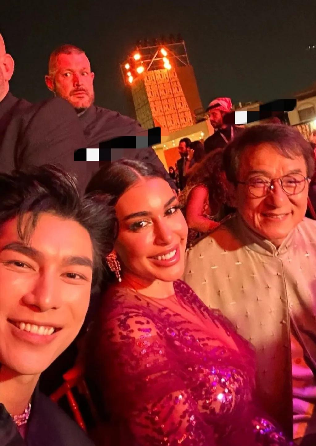 成龙|成龙参加沙特电影节,与世界名模推杯换盏,被泰森紧紧抱住