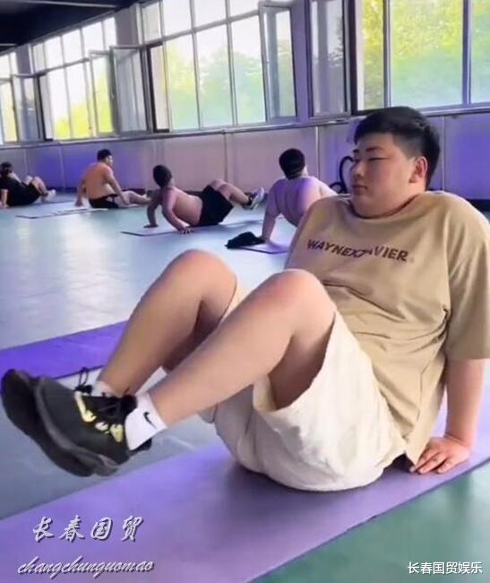美容 大衣哥儿子小伟现身减肥训练营刻苦瘦身，竟然是因为这个