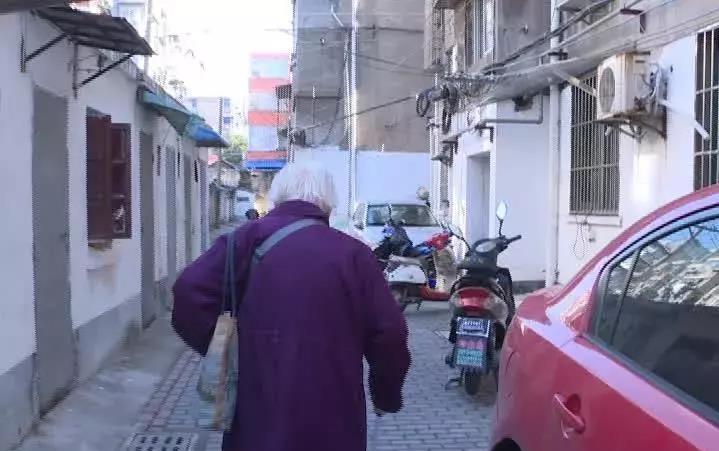 98万拆迁款给2个儿子，大妈养老找女儿，女婿：不走就离婚