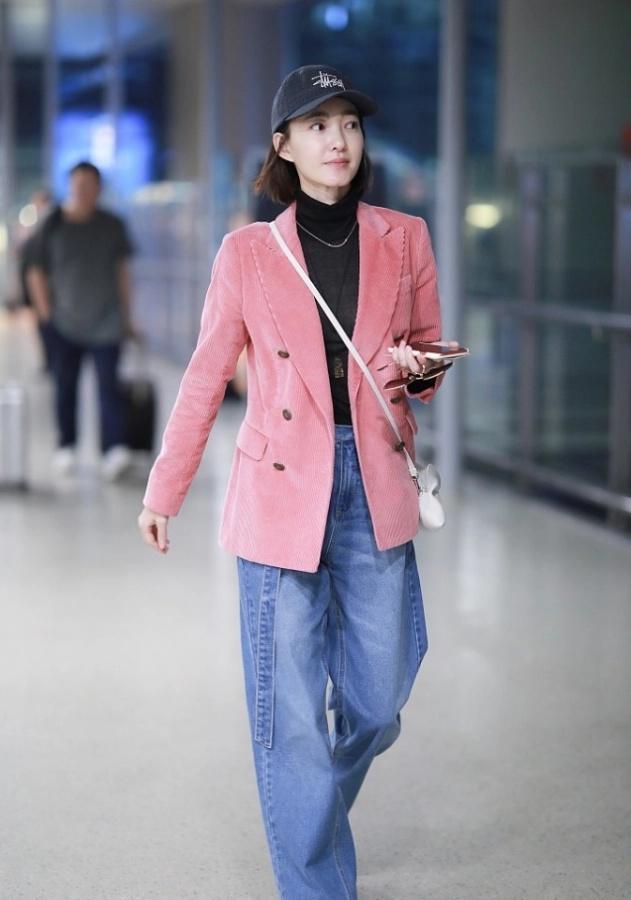 穿衣搭配|36岁的王丽坤气质真好，粉色西装配牛仔裤宛若少女，干练职场look
