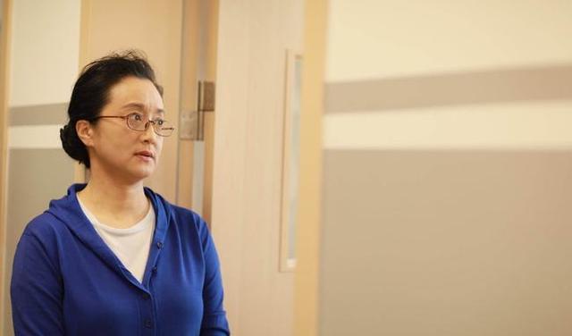 杨昆|拍卖别墅、直播带货、领2500的退休金,无儿无女的杨昆晚年有多惨