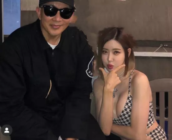 大S|老具做完财产公证3天，晒比基尼美女合照疑泄愤，大s哭问自己算啥