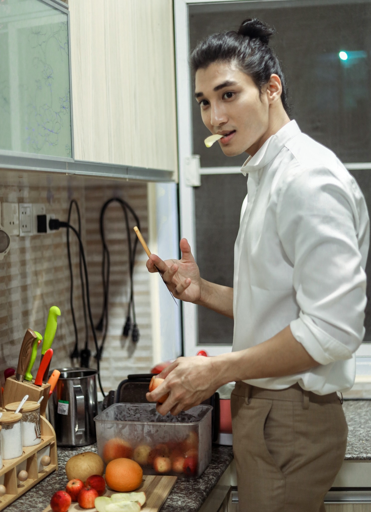 发型 轻松驾驭各种发型！「缅甸水行侠」曝光最新造型，剃光头也帅