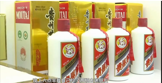 贵州贵阳,一女子入住酒店后,在酒店旁边的一家烟酒店,买了10瓶茅台酒