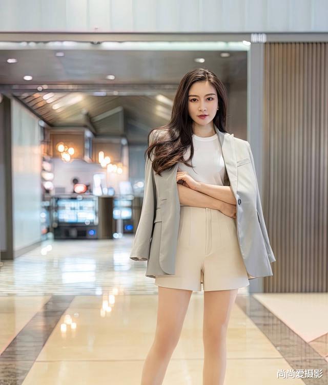 生肖|时尚美女：白色背心和白色短裤，外搭西装外套，温柔又不失职场的干练