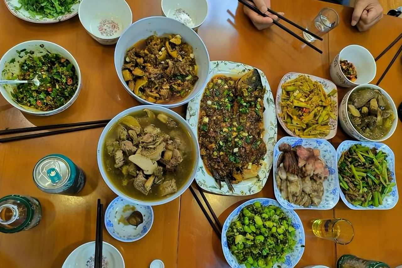 女主播|演员龚俊回老家晒美食照，亲自下厨色香味俱全，屋里家具很简朴