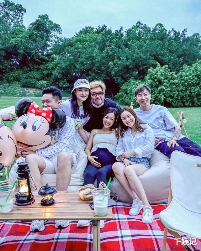 TVB|何雁诗挺大孕肚去主题乐园游玩 TVB小花陈滢和赖慰玲相陪玩耍