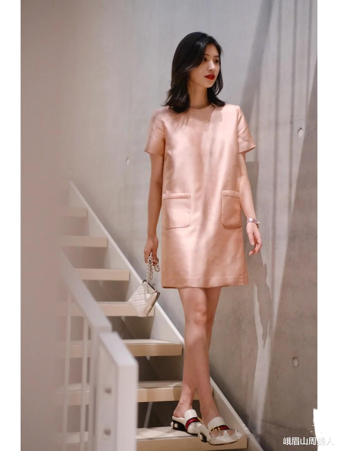 难怪女人都不穿小白鞋了,今年流行这“3双”,时髦显高又百搭