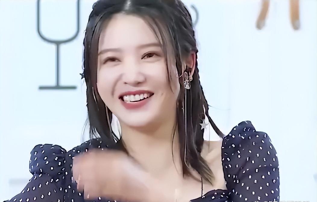 吴中天|妻子赖床，吴中天就把牙刷拿卧室刷！为宠妻一口口替老婆咬肉筋