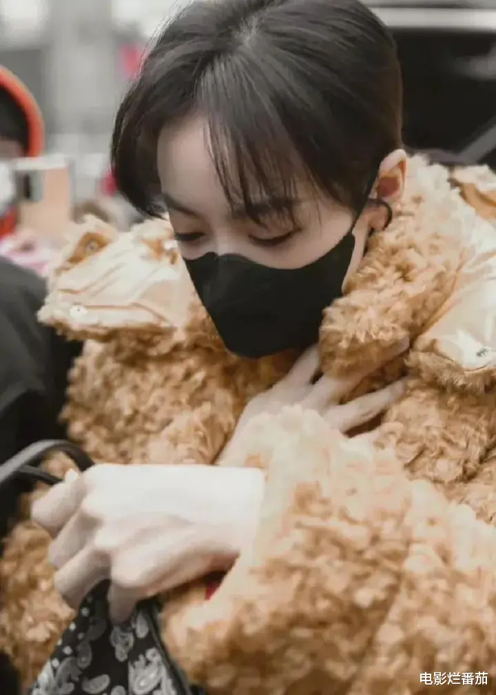 春晚|春晚二次联排：张小斐美目顾盼，邓超比心暖人，吉克隽逸红裙吸睛