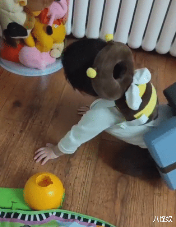 张梓琳|张梓琳养娃节俭，晒胖妹陪妹妹一起爬地上玩，Jocelyn长睫毛抢镜